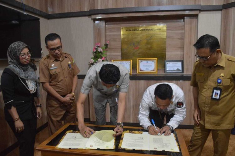 Pemkab Muaro Jambi Bersama KPUD Penandatanganan NPHD Dana Pilkada Tahun 2024
