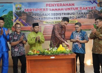 Pj Bupati Bachyuni Serahan Sertifikat Tanah Secara Simbolis Dalam Program Redistribusi Tanah Untuk Rakyat Tahun 2023