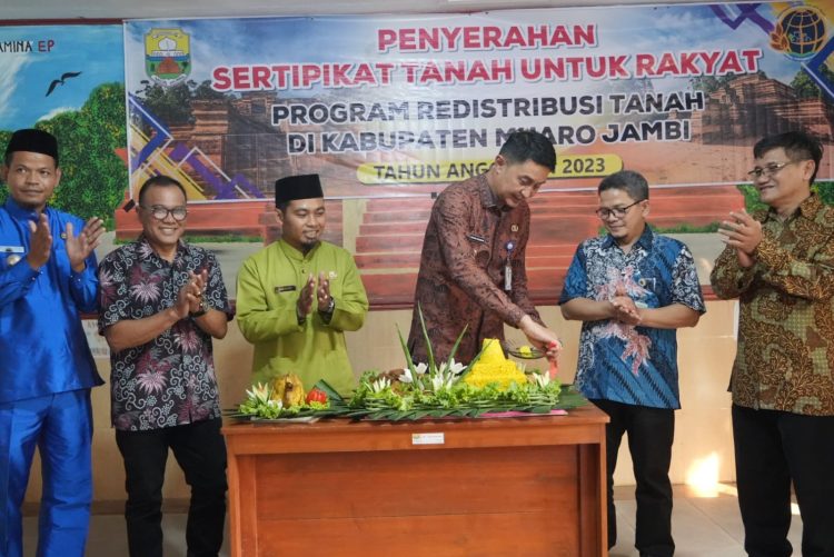 Pj Bupati Bachyuni Serahan Sertifikat Tanah Secara Simbolis Dalam Program Redistribusi Tanah Untuk Rakyat Tahun 2023