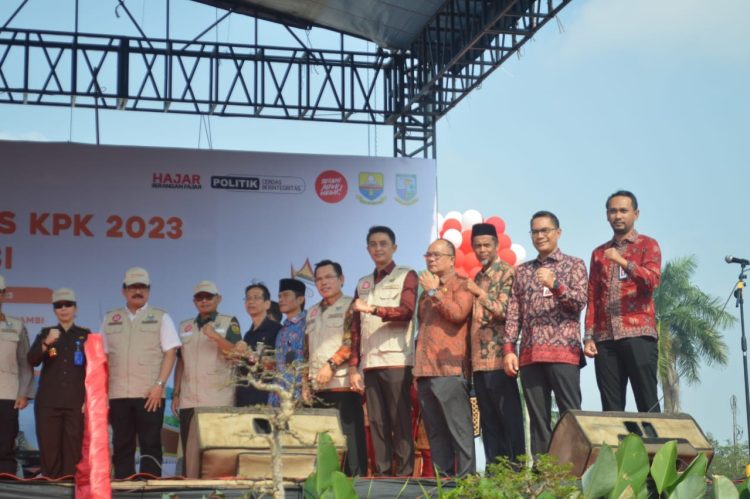 Pj Bupati Muaro Jambi Hadiri Pameran Road Show Bus KPK