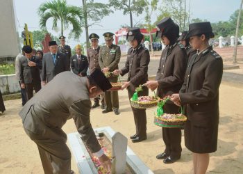Sekda Budhi Hartono Hadiri Acara Tabur Bunga Dalam Memperingati Hari Pahlawan Tahun 2023