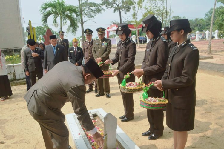 Sekda Budhi Hartono Hadiri Acara Tabur Bunga Dalam Memperingati Hari Pahlawan Tahun 2023