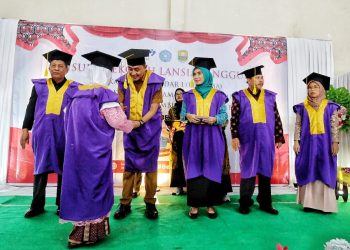 Pj Bupati Bachyuni Hadiri Wisuda Lansia Tangguh BKL- Kamboja Standar I (Pertama)