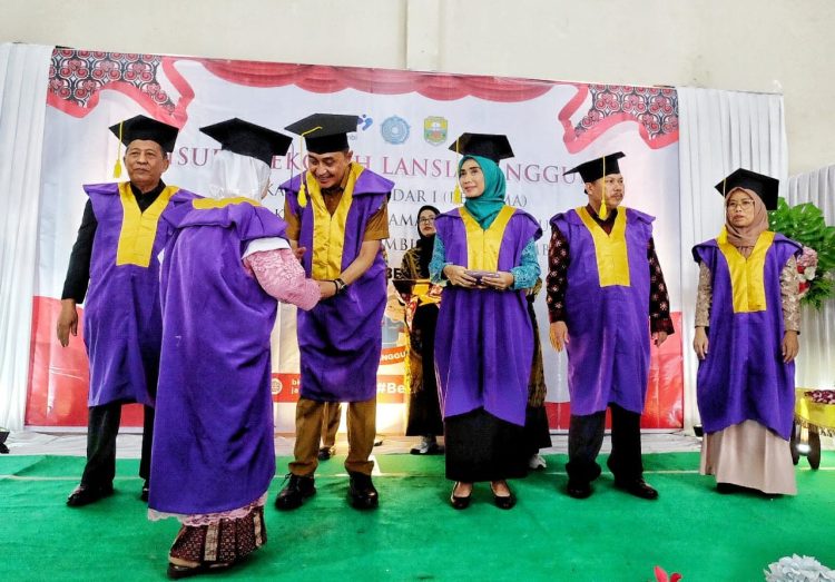 Pj Bupati Bachyuni Hadiri Wisuda Lansia Tangguh BKL- Kamboja Standar I (Pertama)