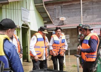 Serahkan Bantuan Korban Banjir Mandiangin, Al Haris Ingatkan Warga Tetap Waspada
