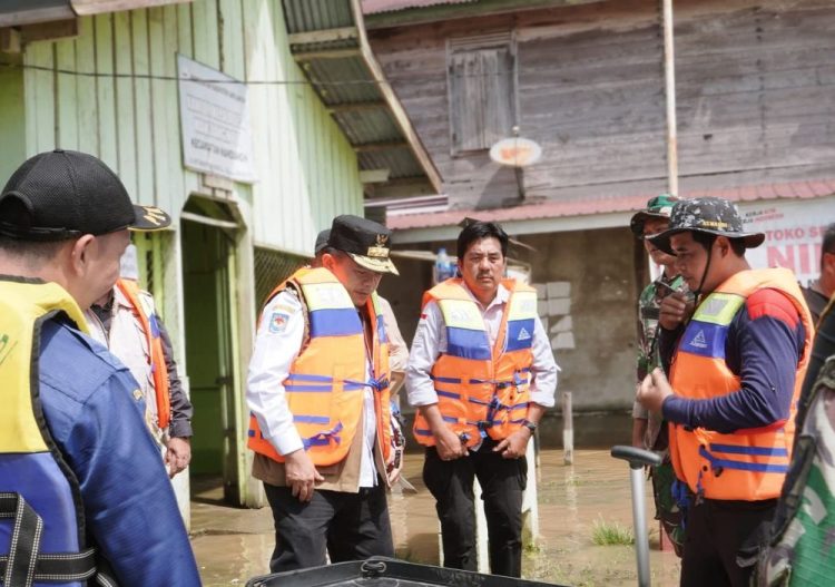Serahkan Bantuan Korban Banjir Mandiangin, Al Haris Ingatkan Warga Tetap Waspada