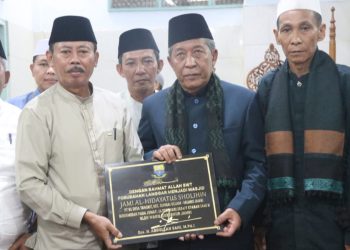 Wagub Sani Resmikan Status Langgar Jami’ Al Hidayatussholihin Desa Tangkit