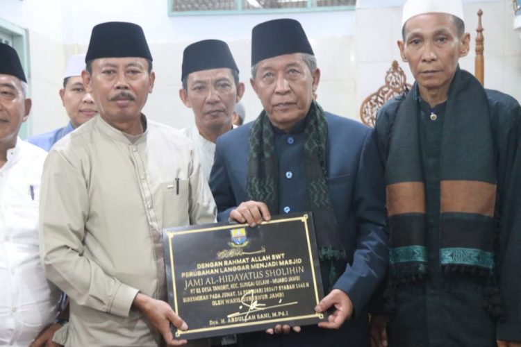 Wagub Sani Resmikan Status Langgar Jami’ Al Hidayatussholihin Desa Tangkit