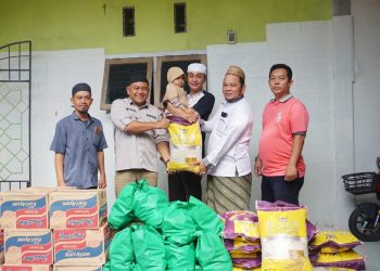 PJ Bupati Muaro Jambi Beserta Sekda Berikan bantuan Sembako Ke Pesantren Terdampak Banjir