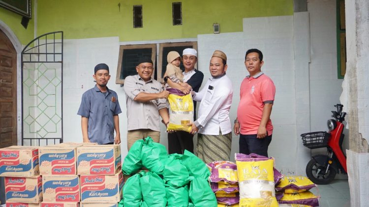PJ Bupati Muaro Jambi Beserta Sekda Berikan bantuan Sembako Ke Pesantren Terdampak Banjir