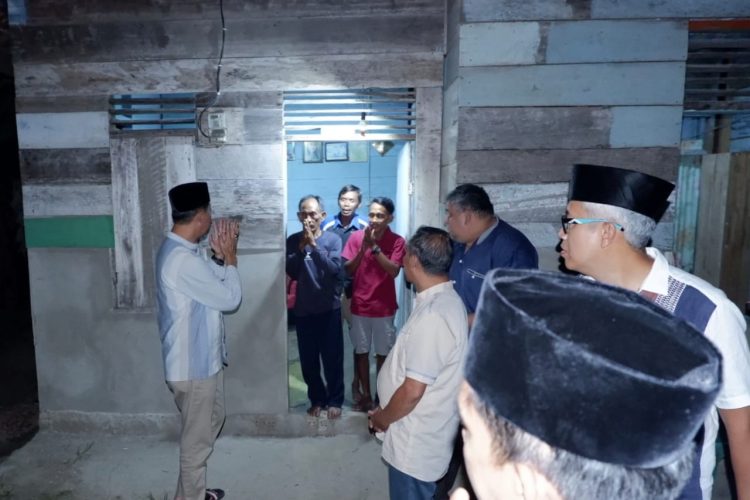 PJ Bupati Bachyuni Bersama Kepala OPD Berikan Paket Sembako ke Warga Sungai Gelam