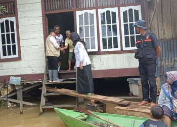 Tinjau Banjir di Sijenjang dan Seberang Kota Jambi, Gunakan Perahu Gubernur Al Haris Antar Bantuan ke Rumah Warga