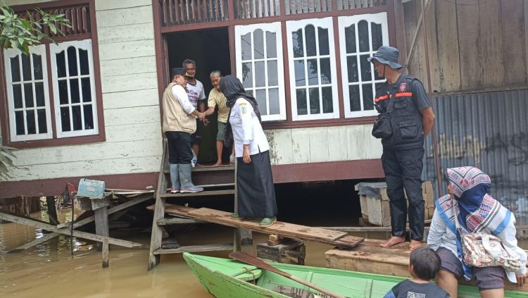 Tinjau Banjir di Sijenjang dan Seberang Kota Jambi, Gunakan Perahu Gubernur Al Haris Antar Bantuan ke Rumah Warga
