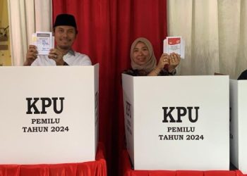 Ketua DPRD Jambi bersama Istri Nyoblos di TPS 13 Kenali Besar