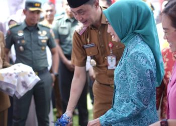 Pj Bupati DIdampingi Ketua TP PKK Buka Gebyar Ramadan Pasar Murah dalam rangka HKG ke – 52 TP.PKK Kab Muaro Jambi