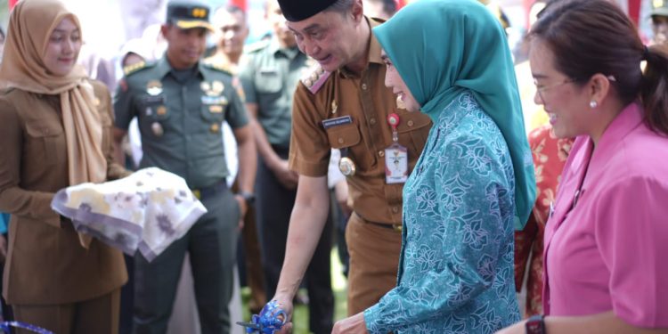 Pj Bupati DIdampingi Ketua TP PKK Buka Gebyar Ramadan Pasar Murah dalam rangka HKG ke – 52 TP.PKK Kab Muaro Jambi