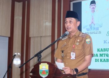 PJ Bupati Bahyuni Serahkan Bonus Kepada Kafilah MTQ Tingkat Provinsi Jambi di Kab Sarolangun 2023