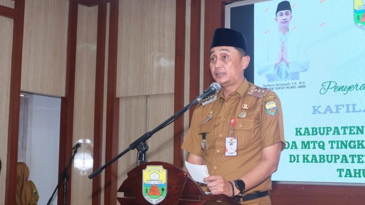 PJ Bupati Bahyuni Serahkan Bonus Kepada Kafilah MTQ Tingkat Provinsi Jambi di Kab Sarolangun 2023