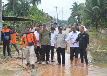 PJ Bupati di Wakilkan Asisten Kesra Drs, Sukisno Meninjau Lokasi Banjir di Desa Kedotan