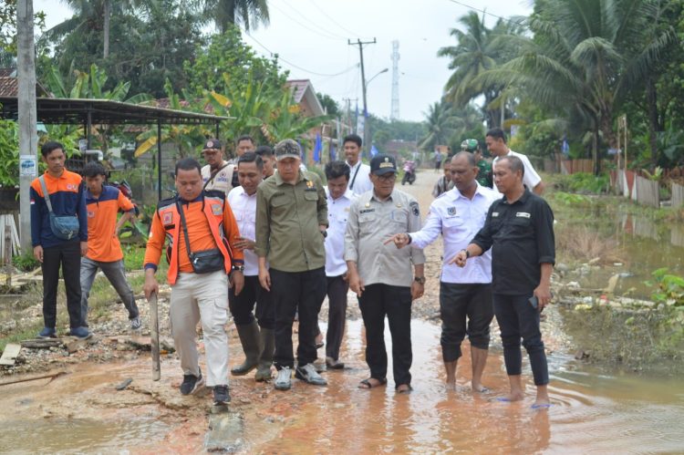 PJ Bupati di Wakilkan Asisten Kesra Drs, Sukisno Meninjau Lokasi Banjir di Desa Kedotan