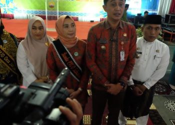 Pj Bupati Bachyuni Hadiri Pengukuhan LAM Desa, Kepala Desa Suak Putat, Ratnawati, Sebagai Nyai Penghulu