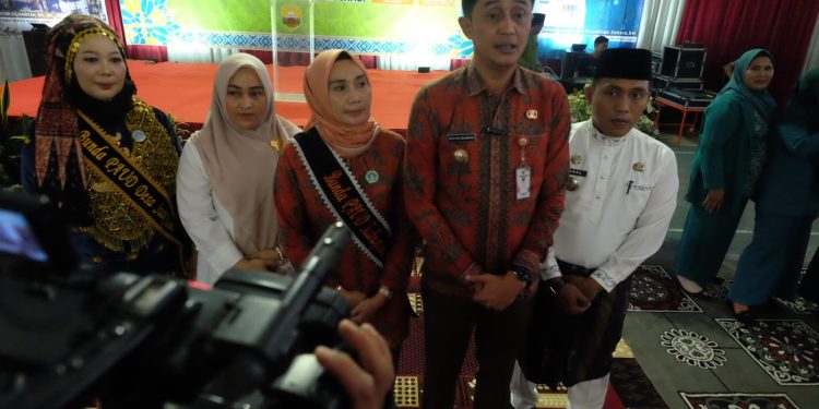 Pj Bupati Bachyuni Hadiri Pengukuhan LAM Desa, Kepala Desa Suak Putat, Ratnawati, Sebagai Nyai Penghulu