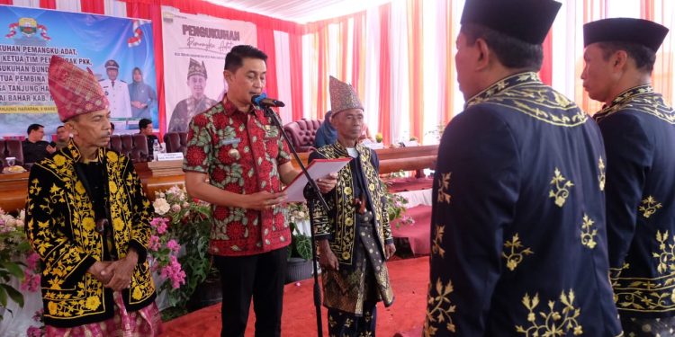 Pj Bupati Muaro Jambi Hadiri Pengukuhan LAM Desa, Kepala Desa Tanjung Dan Desa Panca Mulia