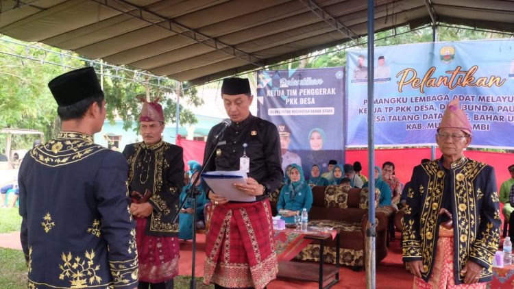 Pj Bupati Muaro Jambi Kukuhkan Pengurus Lembaga Adat Melayu Jambi di Desa Talang Datar
