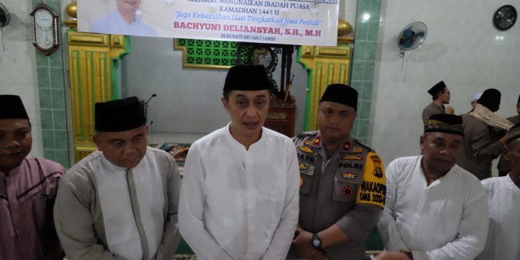 PJ Bupati Muaro Jambi Bersama Sekda Buka Puasa Sekaligus Salat Tarawih di Desa Berkah