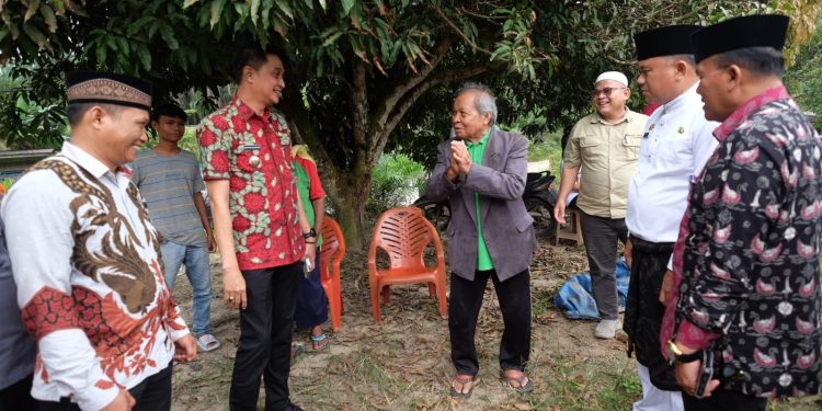 PJ Bupati Muaro Jambi Bersama Sekda Berikan Bantuan Korban Kebakaran