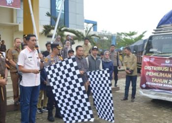 PJ Bupati Muaro Jambi Bersama Sekda Melepas Logistik Pemilu 2024