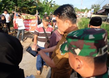 PJ Bupati Muaro Jambi Meninjau Pembangunan Jembatan Penghubung Desa Kasang dan Desa Pudak