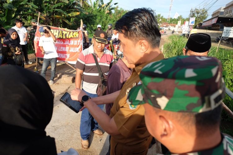 PJ Bupati Muaro Jambi Meninjau Pembangunan Jembatan Penghubung Desa Kasang dan Desa Pudak