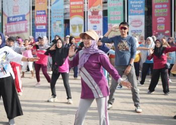 Pj Bupati Bachyuni Senam Bersama Warga Kumpeh Ulu