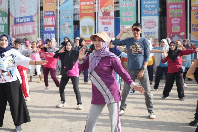 Pj Bupati Bachyuni Senam Bersama Warga Kumpeh Ulu