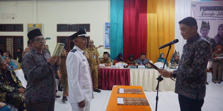 PJ Bupati Muaro Jambi Bahcyuni Lantik Kepala Desa Sungai Terap