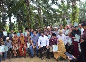 PJ Bupati Muaro Jambi Menyerahkan 289 Bidang Sertifikat Gratis Program Reformasi Agraria Kepada Masyarakat
