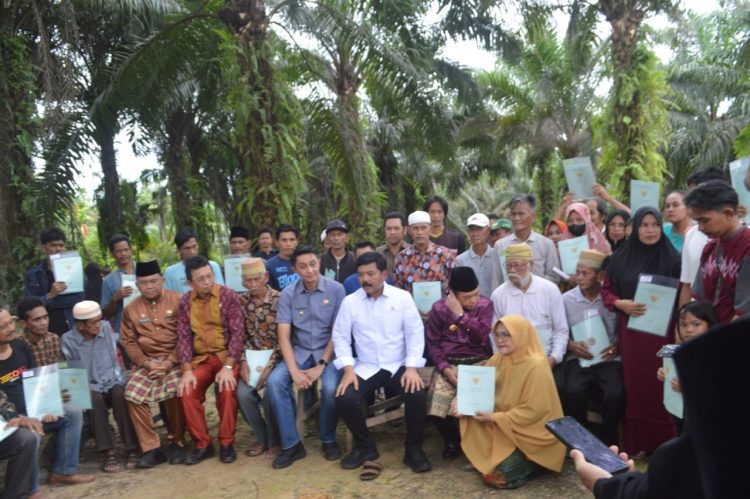 PJ Bupati Muaro Jambi Menyerahkan 289 Bidang Sertifikat Gratis Program Reformasi Agraria Kepada Masyarakat