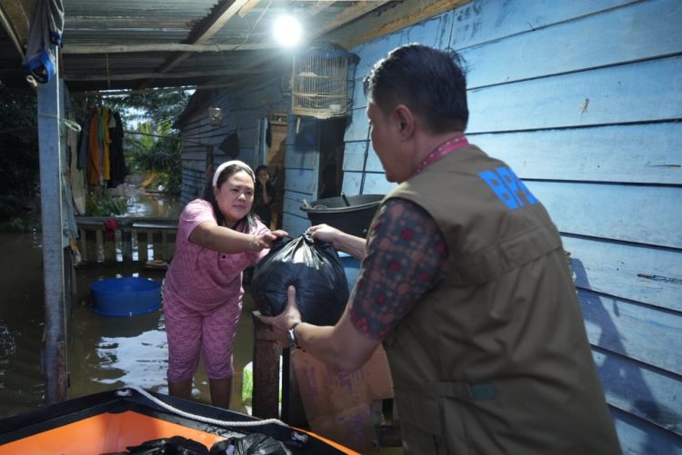 PJ Bupati Bachyuni Beserta Ketua TP PKK Tinjau Korban Banjir di Desa Pematang Jering