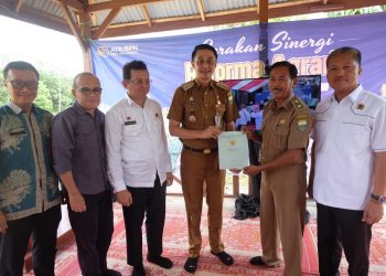 Pj Bupati Muaro Jambi Serahkan Sertifikat Tanah di Desa Tangkit