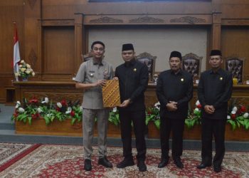 Pj Bupati Bersama Sekda Hadiri Paripurna Rekomendasi LKPJ Bupati Tahun 2023
