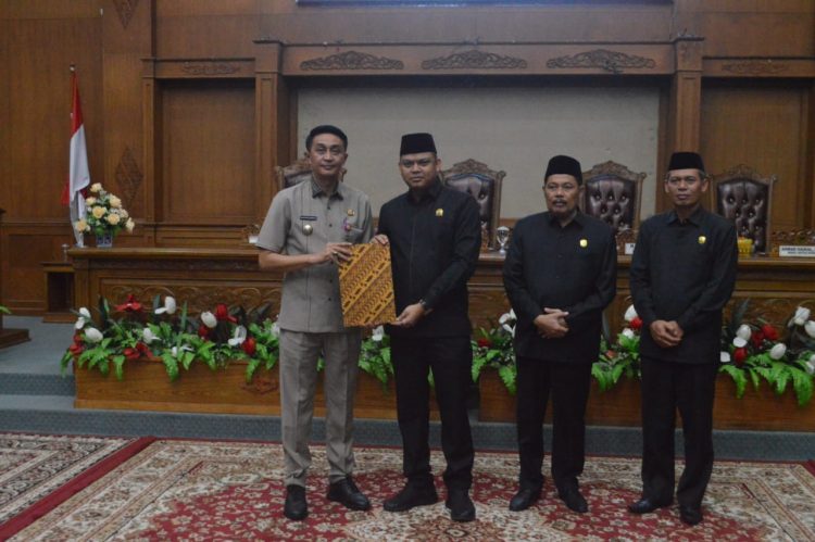 Pj Bupati Bersama Sekda Hadiri Paripurna Rekomendasi LKPJ Bupati Tahun 2023