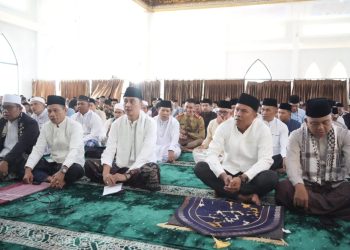 Pj Bupati Muaro Jambi Melaksanakan Sholat EID di Masjid Al Abror