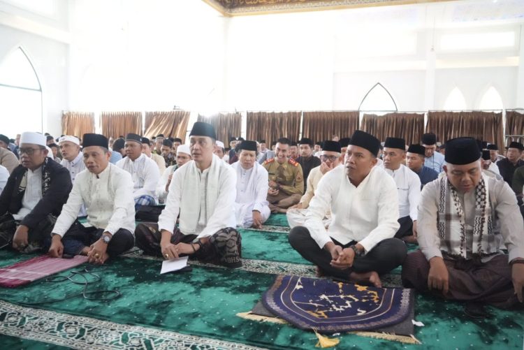 Pj Bupati Muaro Jambi Melaksanakan Sholat EID di Masjid Al Abror