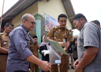 PJ Bupati Bachyuni Serahkan Sertifikat Redistribusi Tanah di Desa Talang Belido
