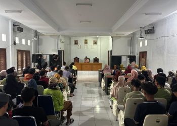 Pj Bupati Muaro Jambi Bersama Sekda Serahkan Bantuan Sosial Kepada Tenaga Kebersihan