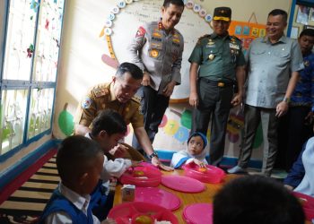 Launching Makan Bergizi Gratis, Gubernur Al Haris Pastikan Proses Lancar dan Menu Sehat untuk Anak