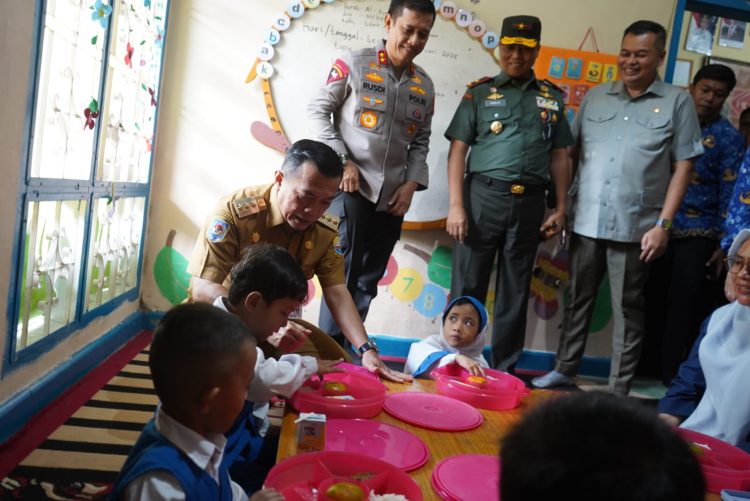 Launching Makan Bergizi Gratis, Gubernur Al Haris Pastikan Proses Lancar dan Menu Sehat untuk Anak