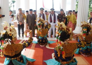 Hari Pertama Kerja, Bupati Muaro Jambi Disambut Secara Adat