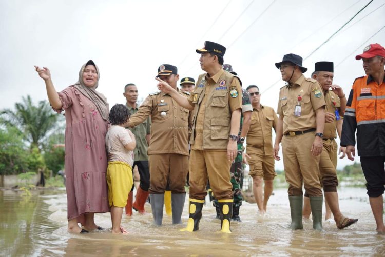 Bupati Muaro Jambi Tinjau Lansung Masyarakat yang Terdampak Banjir di Desa Pulau Kayu Aro, Kec Sekernan